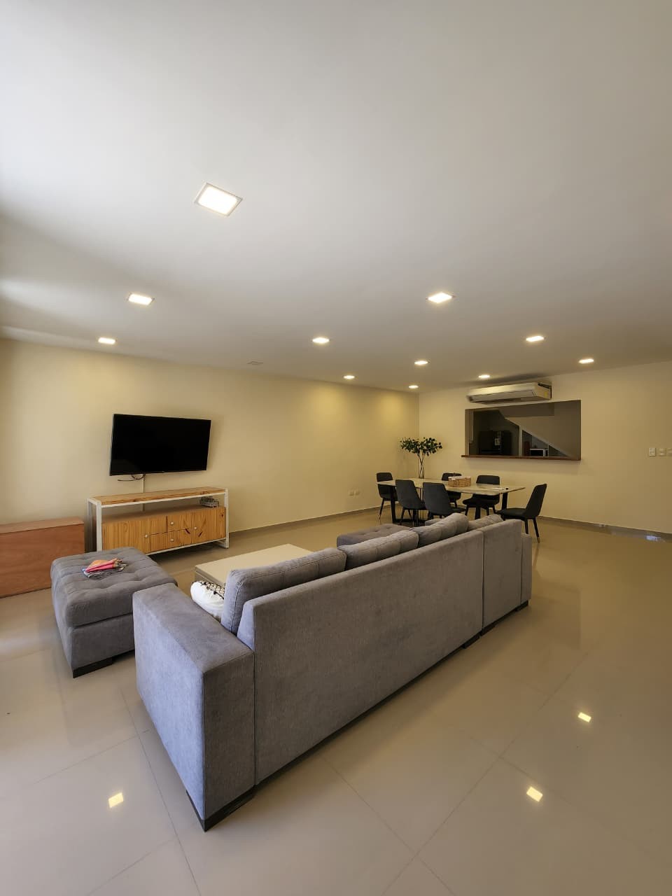 ALQUILO HERMOSO DÚPLEX TIPO CASA PAREADA AMOBLADA — foto 2