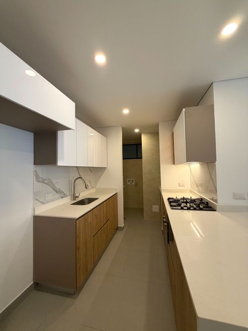 Apartamento de 2 alcobas en venta en Santa Barbara Occidental, Bogotá, 77 m² · foto 2 de 10