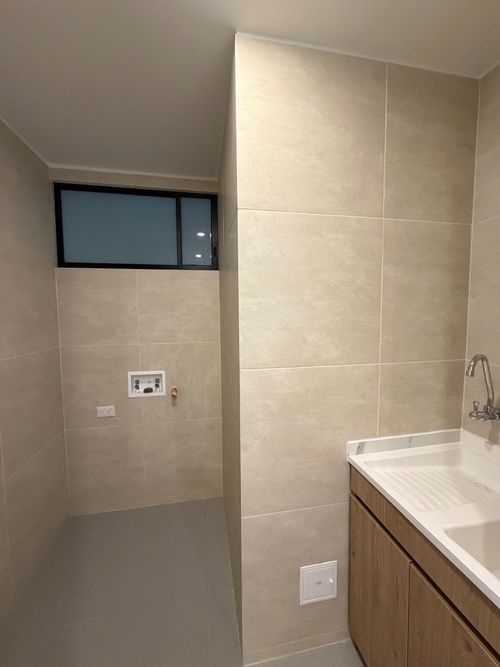 Apartamento de 2 alcobas en venta en Santa Barbara Occidental, Bogotá, 77 m² · foto 3 de 10