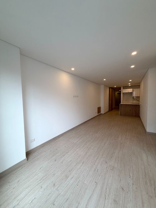Apartamento de 2 alcobas en venta en Santa Barbara Occidental, Bogotá, 77 m² · foto 4 de 10