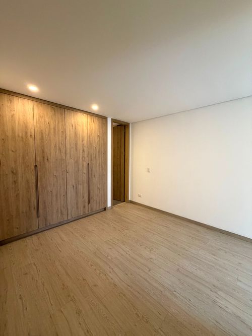 Apartamento de 2 alcobas en venta en Santa Barbara Occidental, Bogotá, 77 m² · foto 7 de 10