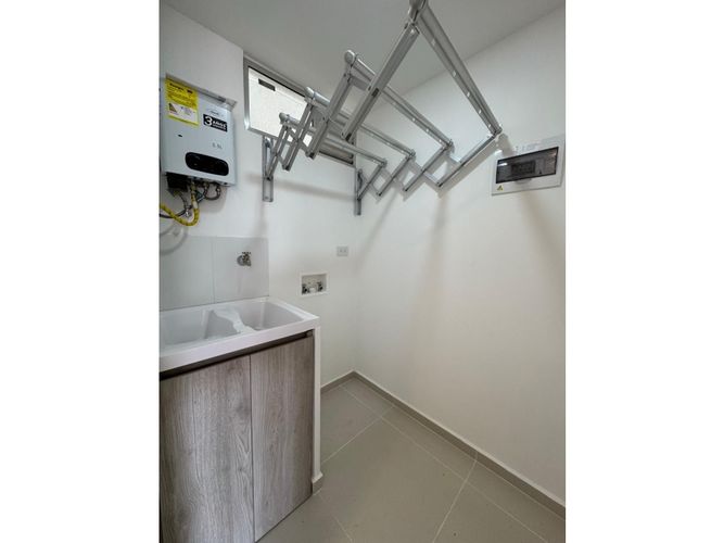 Apartamento en venta en Zona Industrial No. 1, Itagüí · foto 5 de 13
