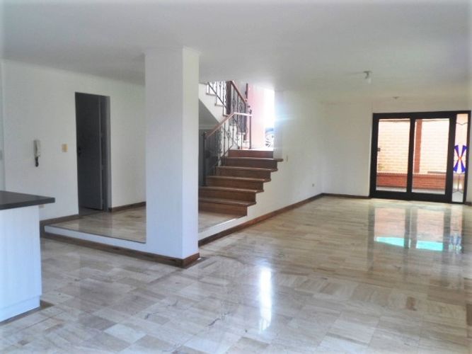 Casa de 3 alcobas en arriendo en El Poblado, Medellín, 280 m² · foto 3 de 16