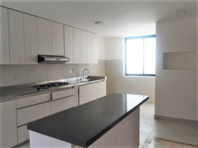 Casa de 3 alcobas en arriendo en El Poblado, Medellín, 280 m² · foto 2 de 16