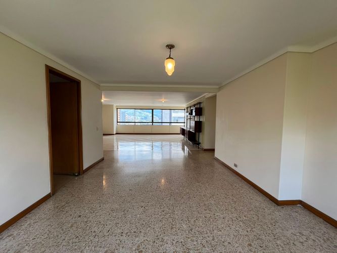 Apartamento de 4 alcobas en venta en El Poblado, Medellín, 230 m² · foto 2 de 16