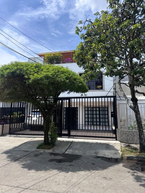 Casa de 6 alcobas en venta en Prados Del Norte, Cali, 298 m² · foto 2 de 24