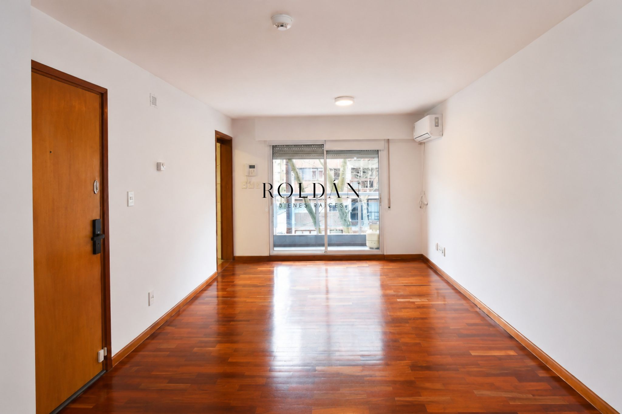 Apartamento Alquiler Pocitos 2 Dormitorios 2 Baños Garaje Portería Presencial A Metros Del Mar