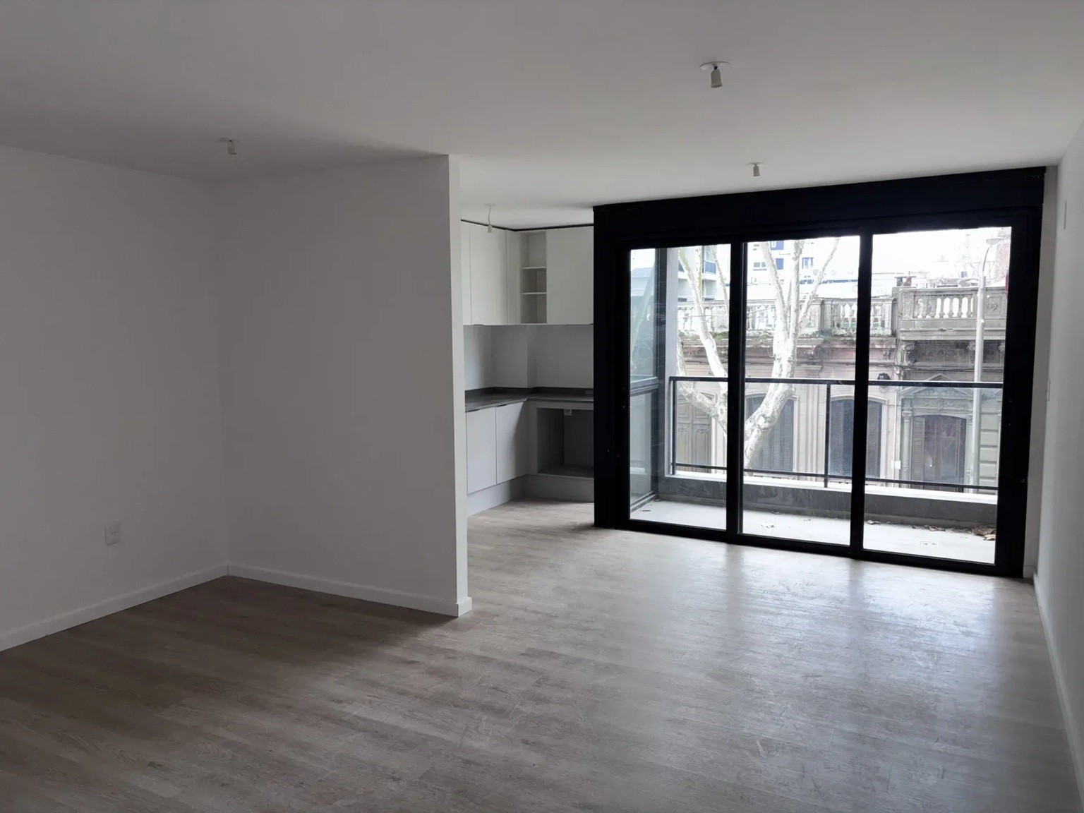 ALQUILER DE MODERNO MONO AMBIENTE EN PALERMO, PISO 2 AL FRENTE, BALCON. SEGURIDAD, LAVADERO, SUM, ETC