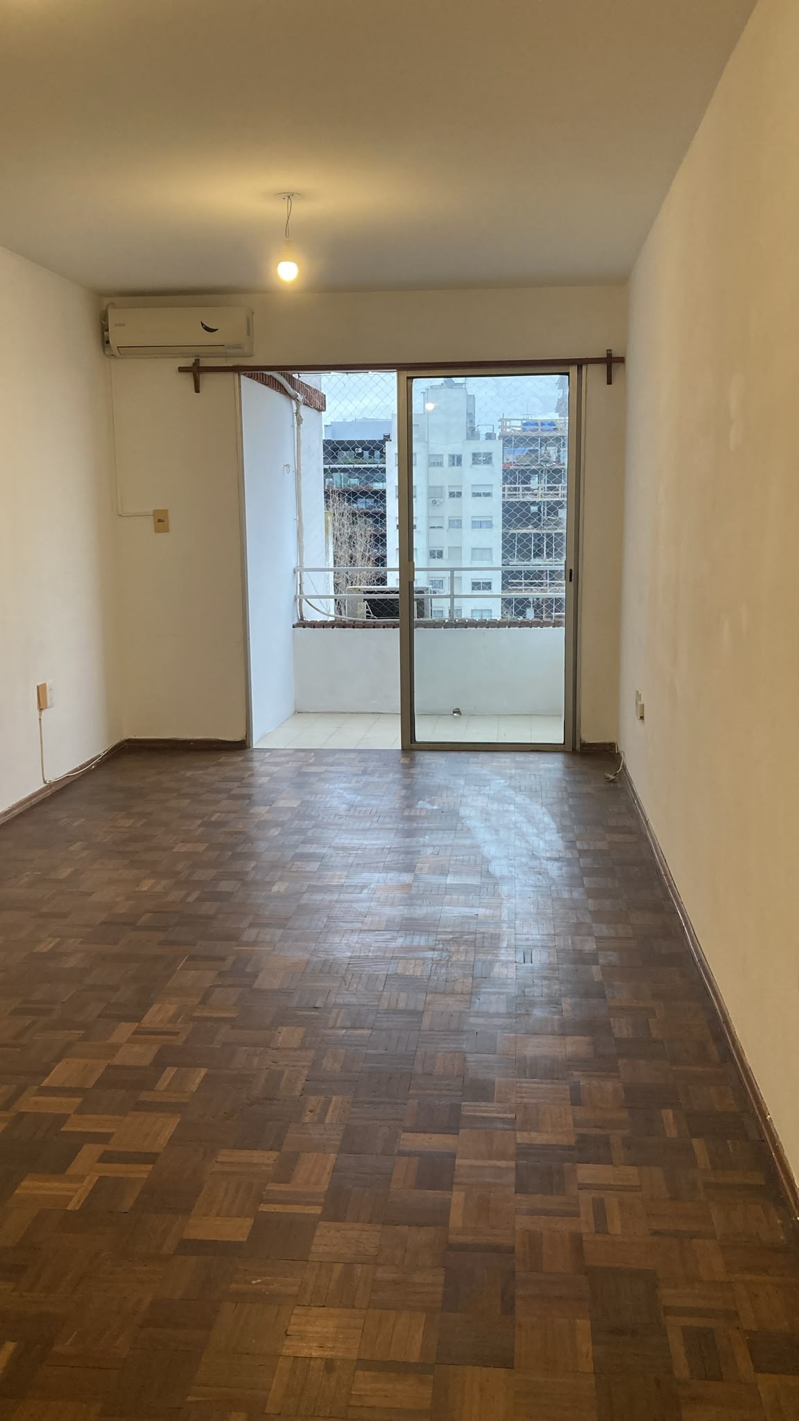Alquiler De Apartamento En Pocitos, 1 Dormitorio, Balcon, Al Frente, Ventilacion Cruzada, Excelente Estado.