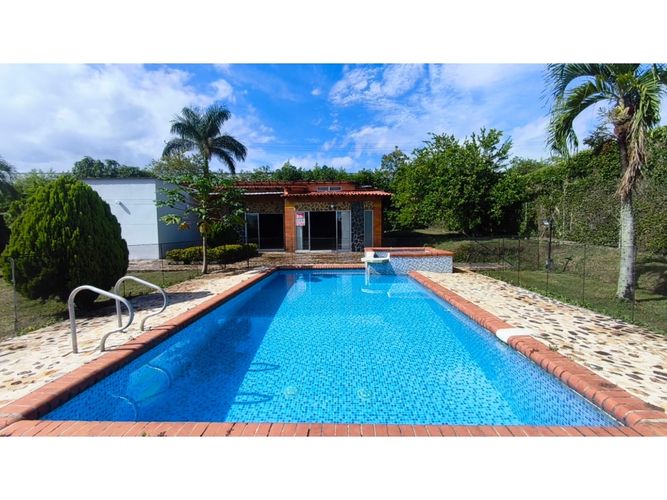 Casa de 4 alcobas en venta en Caimalito, Pereira, 210 m² · foto 2 de 24