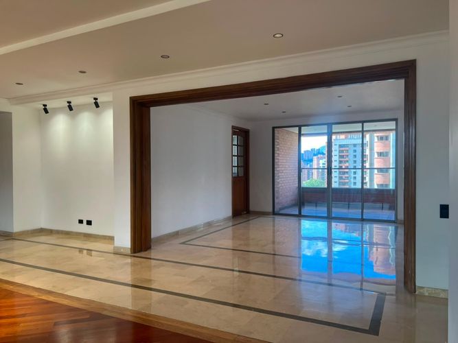 Apartamento de 3 alcobas en arriendo en Los Balsos, Medellín, 211 m² · foto 3 de 18