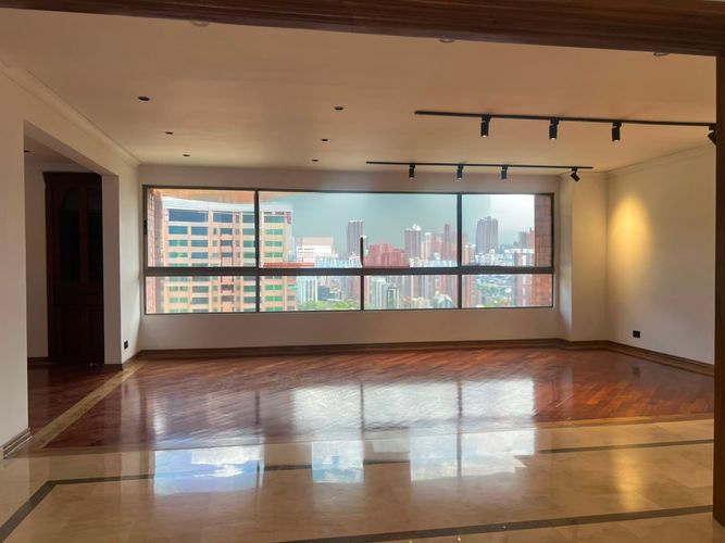 Apartamento de 3 alcobas en arriendo en Los Balsos, Medellín, 211 m² · foto 2 de 18