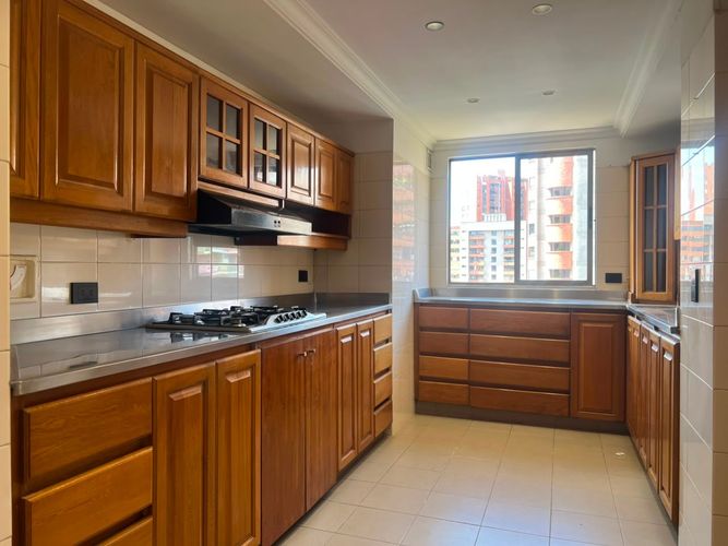 Apartamento de 3 alcobas en arriendo en Los Balsos, Medellín, 211 m² · foto 6 de 18