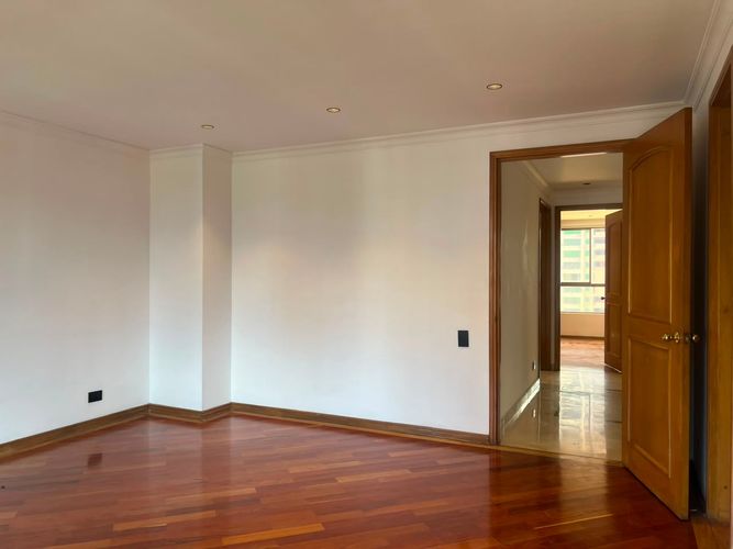 Apartamento de 3 alcobas en arriendo en Los Balsos, Medellín, 211 m² · foto 8 de 18