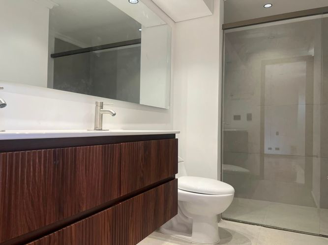 Apartamento de 3 alcobas en arriendo en Los Balsos, Medellín, 211 m² · foto 16 de 18