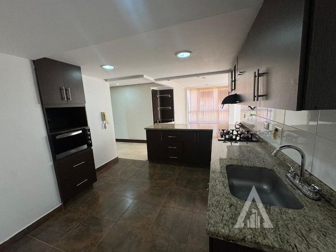 Apartamento en venta en El Poblado, Medellín · foto 6 de 24