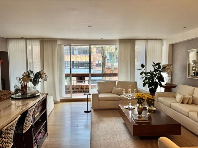 Apartamento de 2 alcobas en venta en Chicó Reservado, Bogotá, 145 m² · foto 2 de 16