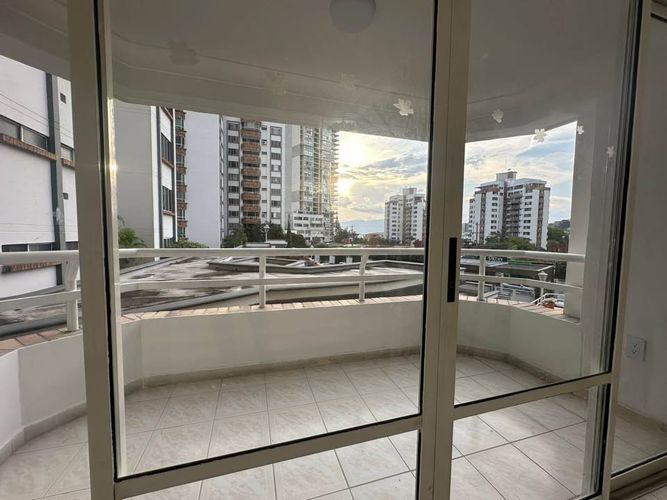 Apartamento de 3 alcobas en venta en Cañaveral, Floridablanca, 118 m² · foto 2 de 8