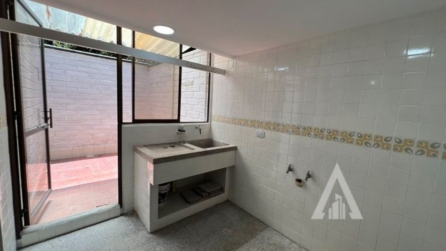 Apartamento de 3 alcobas en arriendo en Patio Bonito, Medellín, 145 m² · foto 3 de 19