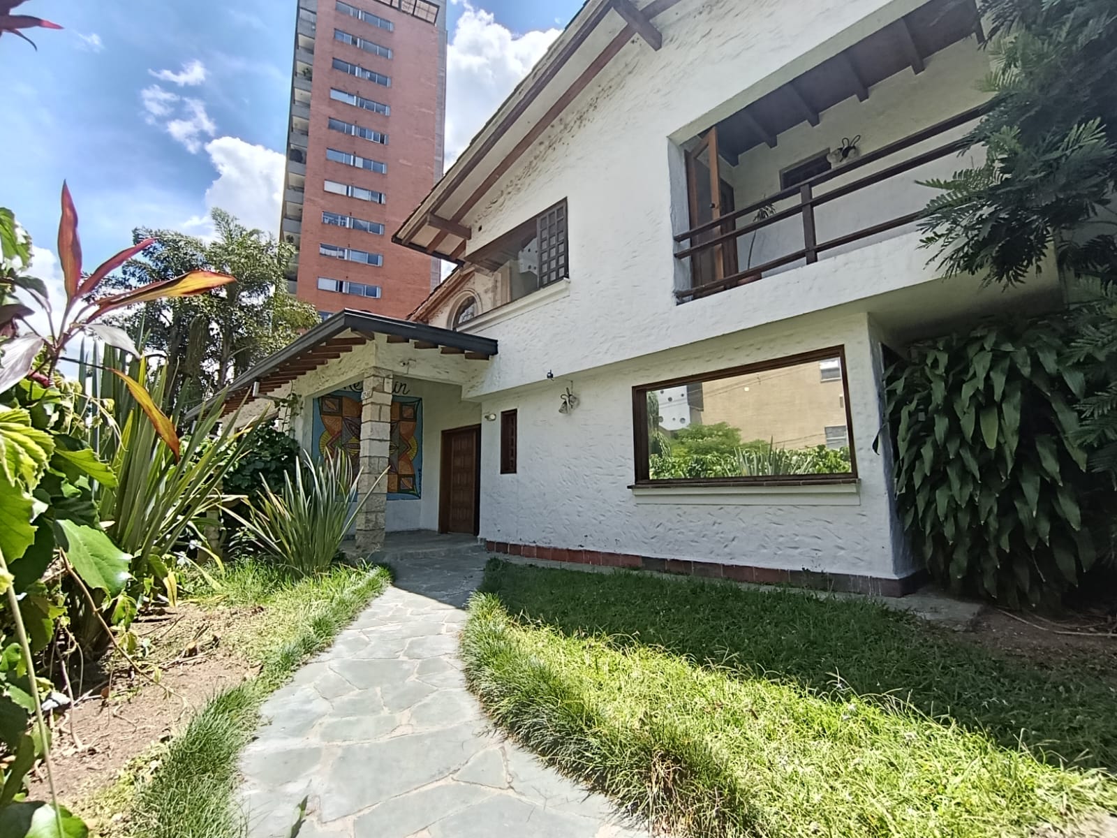 Casa en arriendo en El Poblado, Medellín · foto 2 de 20