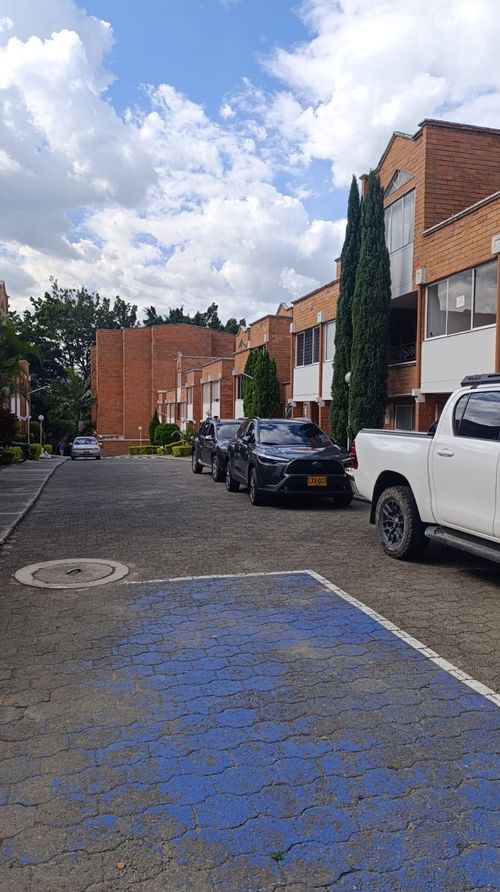 Casa de 5 alcobas en venta en La Mota, Medellín, 142 m² · foto 2 de 24