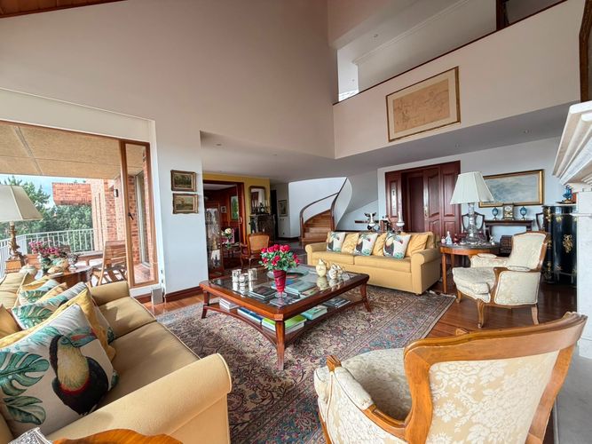 Apartamento de 3 alcobas en venta en Usaquen, Bogotá, 523 m² · foto 2 de 24
