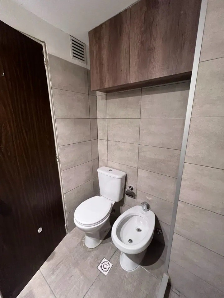 ALQUILER EN EL CENTRO, MONO AMBIENTE EN PISO 5 AL FRENTE, AIRE ACONDICIONADO, SEGURIDAD DIURNA · Foto 8