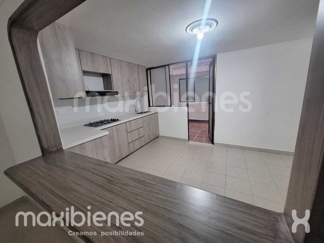 Casa de 3 alcobas en venta en Los Naranjos, Envigado, 142 m² · foto 3 de 16