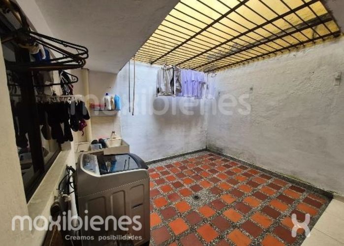 Casa de 13 alcobas en venta en El Raizal, Medellín, 400 m² · foto 7 de 8