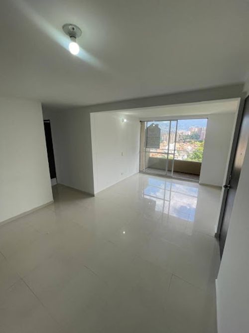 Apartamento de 3 alcobas en arriendo en Loma De Los Bernal, Medellín, 80 m² · foto 3 de 19