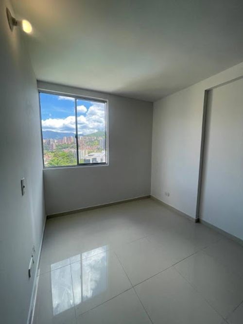 Apartamento de 3 alcobas en arriendo en Loma De Los Bernal, Medellín, 80 m² · foto 9 de 19