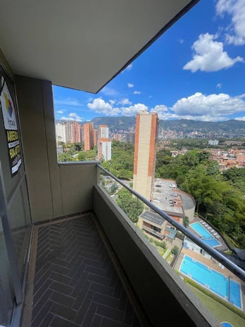 Apartamento de 3 alcobas en arriendo en Loma De Los Bernal, Medellín, 80 m² · foto 12 de 19