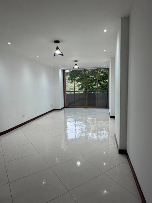 Apartamento en arriendo en La Pilarica, Medellín, 90 m² · foto 2 de 15