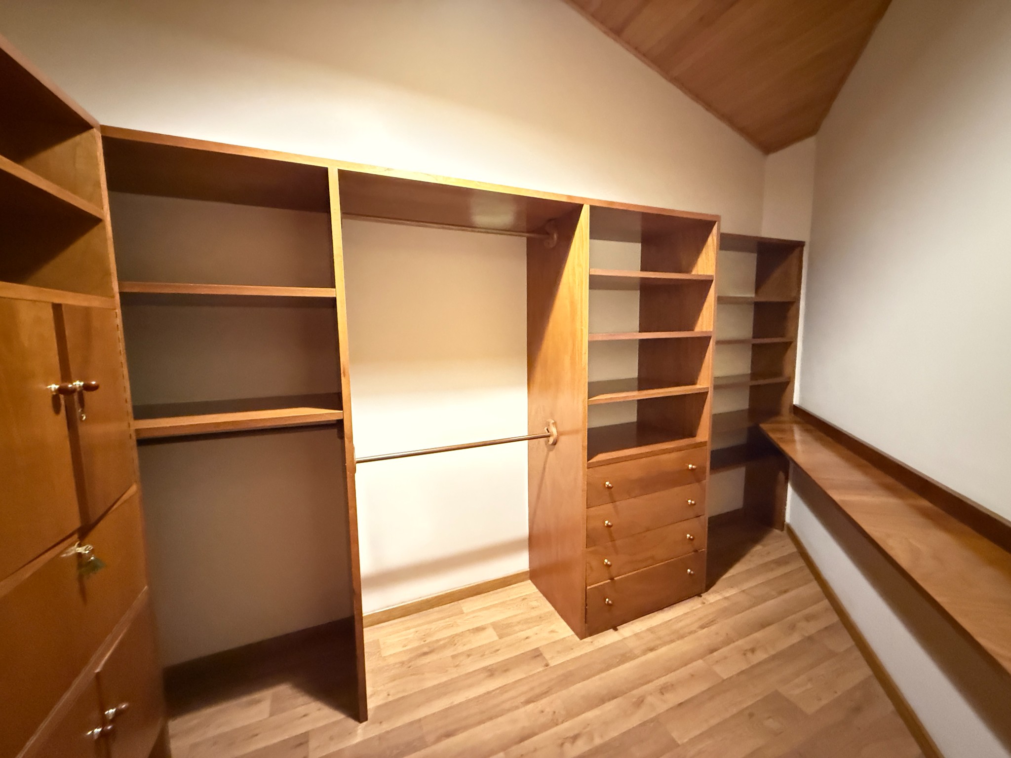 Vendo hermosa casa, con 3 dormitorios. Excelente ubicación a cuadras del Paseo La Galeria. Para vivienda u oficina - foto 3