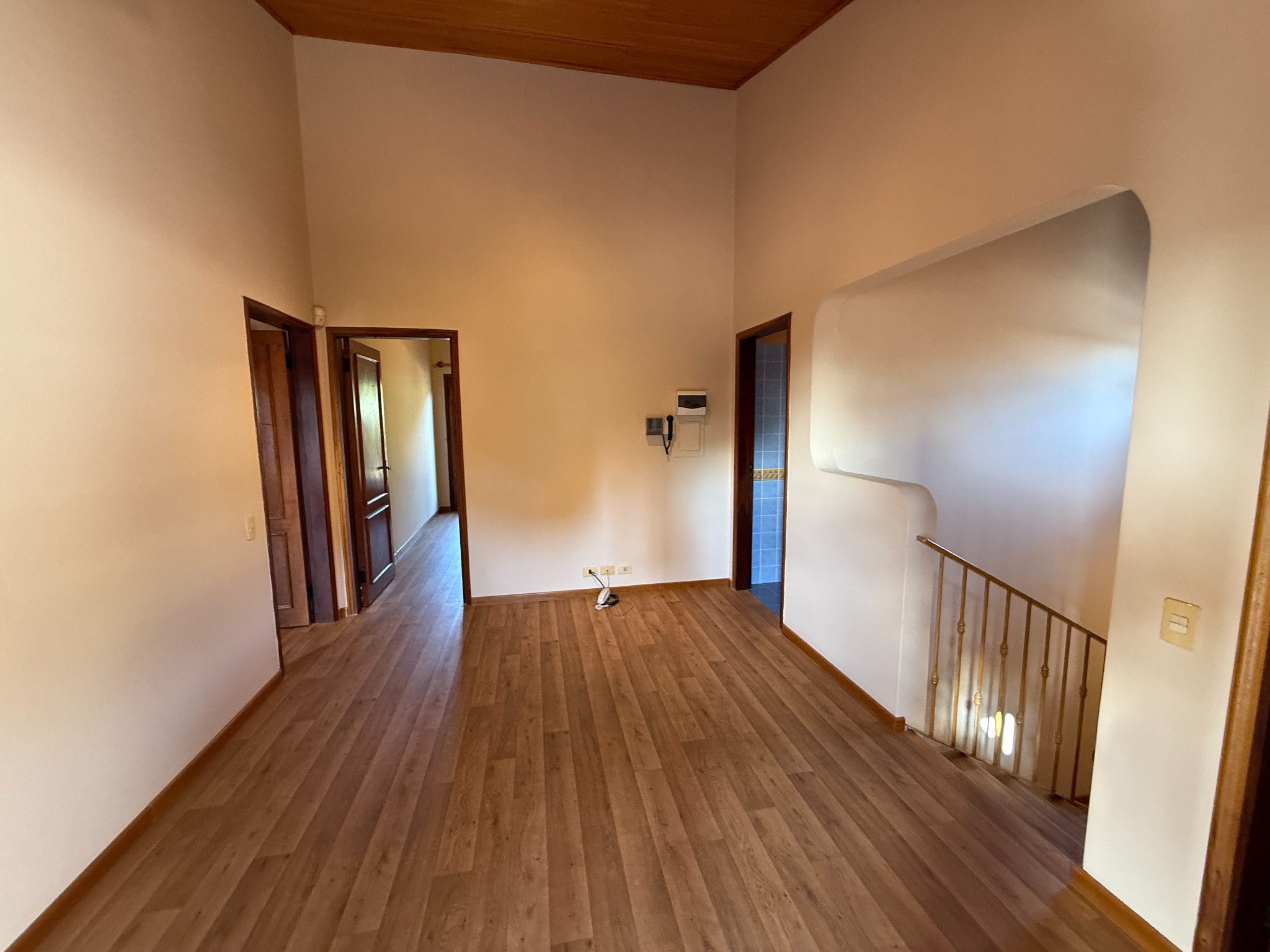 Vendo hermosa casa, con 3 dormitorios. Excelente ubicación a cuadras del Paseo La Galeria. Para vivienda u oficina - foto 5