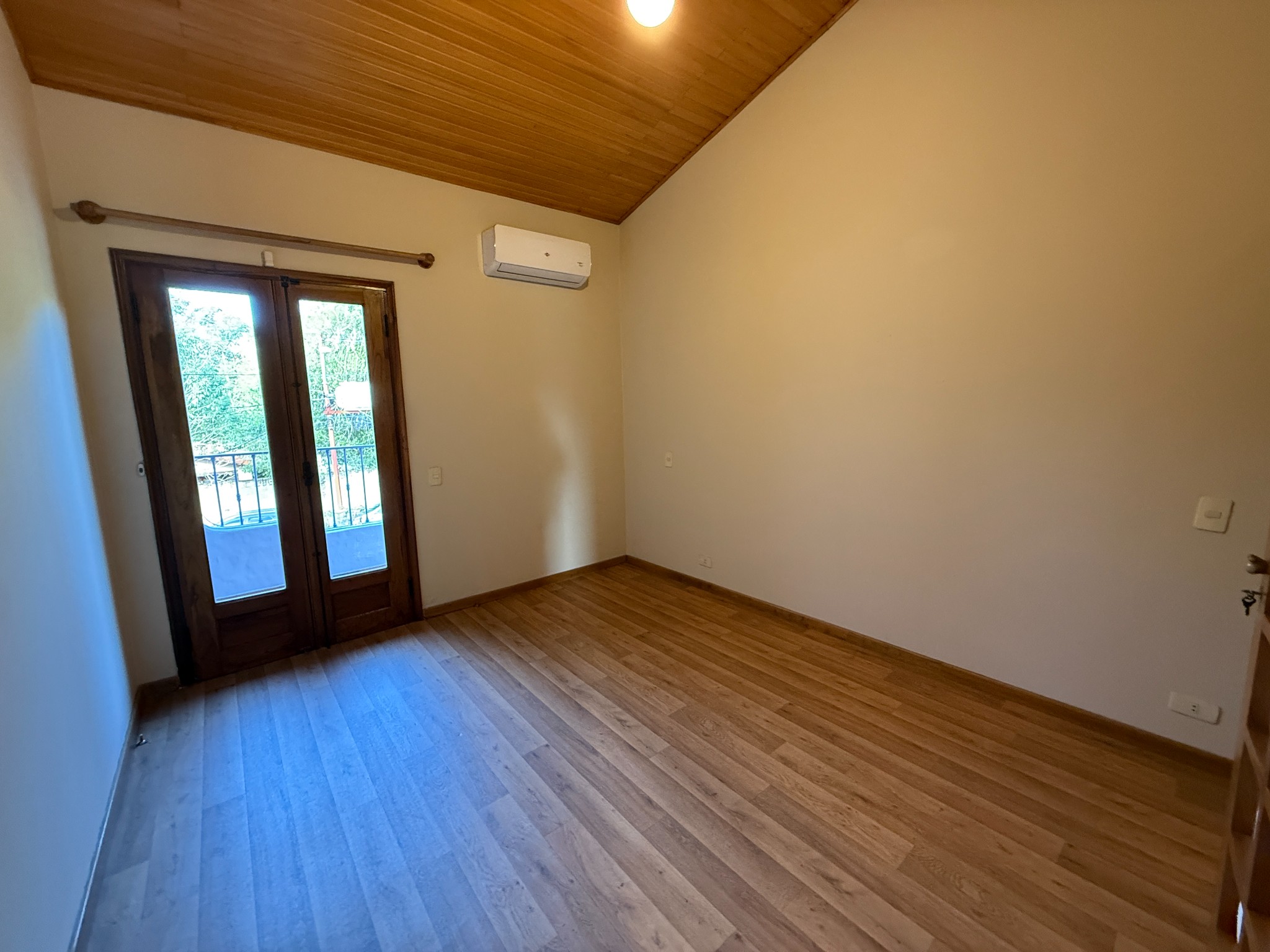 Vendo hermosa casa, con 3 dormitorios. Excelente ubicación a cuadras del Paseo La Galeria. Para vivienda u oficina - foto 2