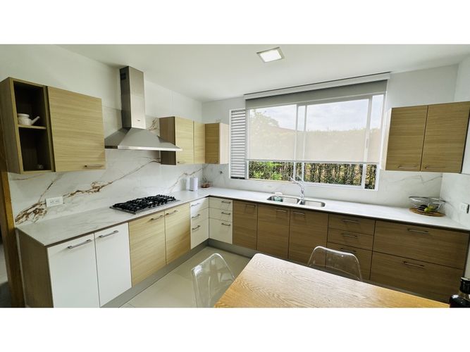 Casa de 3 alcobas en venta en Escobero, Envigado, 370 m² · foto 2 de 24