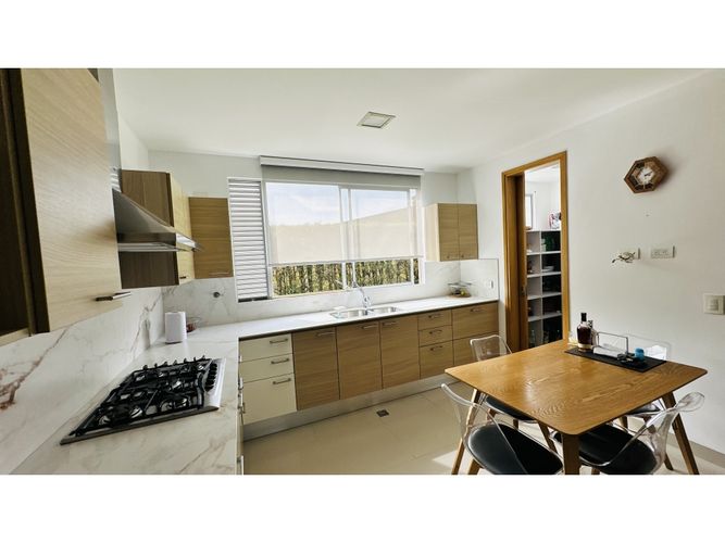 Casa de 3 alcobas en venta en Escobero, Envigado, 370 m² · foto 4 de 24
