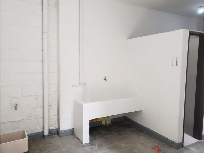 Bodega en arriendo en San Fernando, Medellín, 280 m² · foto 7 de 10