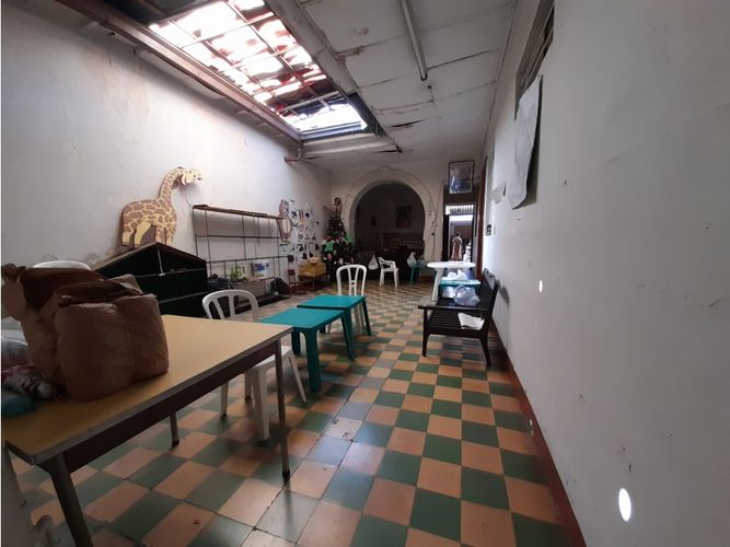 Casa de 10 alcobas en venta en Boston, Medellín, 367 m² · foto 3 de 15
