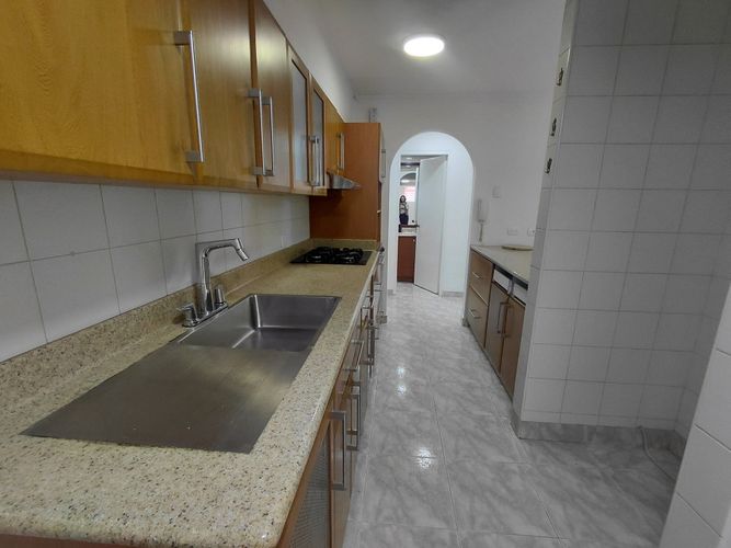 Apartamento de 2 alcobas en arriendo en Los Naranjos, Medellín, 72 m² · foto 3 de 24