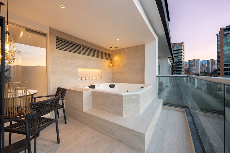 Apartamento de 3 alcobas en venta en Las Lomas, Medellín, 197 m² · foto 3 de 20