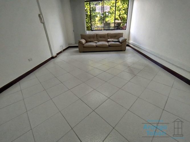 Oficina en arriendo en Conquistadores, Medellín, 28 m² · foto 2 de 4