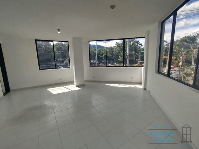 Oficina en arriendo en Conquistadores, Medellín, 36 m² · foto 3 de 6