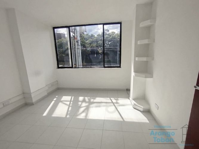 Oficina en arriendo en Conquistadores, Medellín, 25 m² · foto 2 de 4