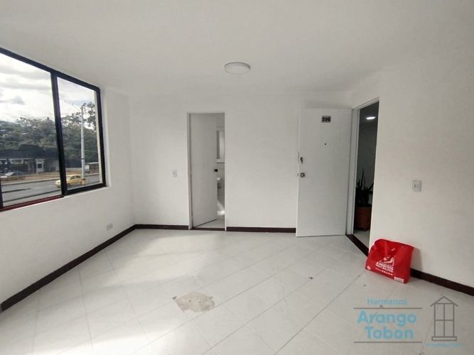 Oficina en arriendo en Conquistadores, Medellín, 25 m² · foto 3 de 4