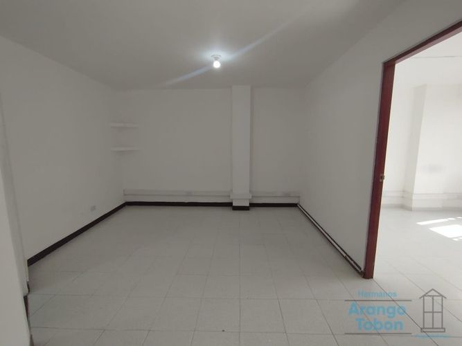 Oficina en arriendo en Conquistadores, Medellín, 27 m² · foto 2 de 6