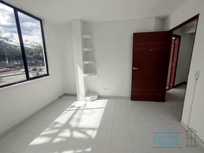 Oficina en arriendo en Conquistadores, Medellín, 27 m² · foto 3 de 6