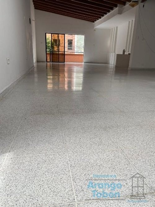 Casa de 5 alcobas en arriendo en Laureles, Medellín, 324 m² · foto 4 de 20