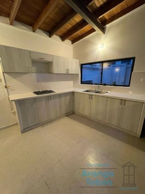 Casa de 5 alcobas en arriendo en Laureles, Medellín, 324 m² · foto 5 de 20
